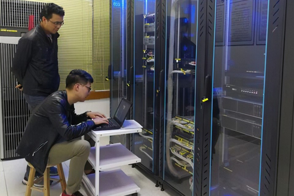 Server placement or removal
